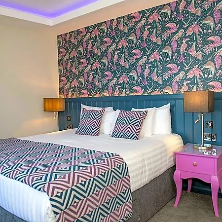 Crown Quarter Hotel *