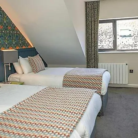 Hotel Crown Quarter *